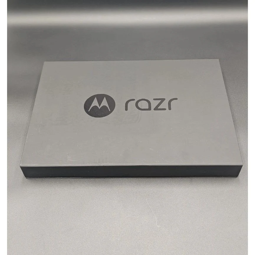Motorola Razr+ Plus 5G (2024) 256GB XT2451-1. (T-Mobile Locked) W/ Moto Buds+ - Image 2
